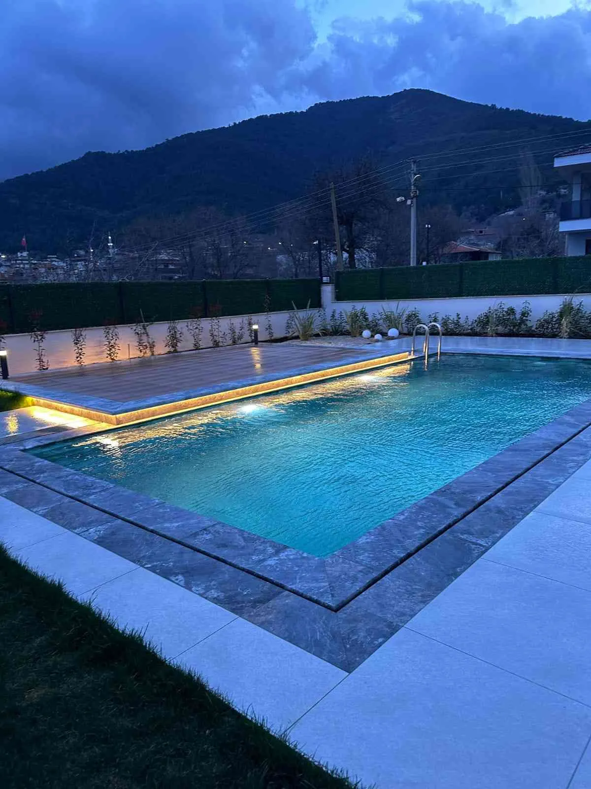 Temiz ve berrak suyuyla göz alıcı bir yüzme havuzu